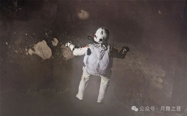 里高太空中一跃而下 用身体突破音障ky开