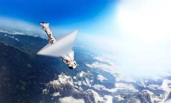 里高太空中一跃而下 用身体突破音障ky开元棋牌史上最强的跳伞：39公(图6)